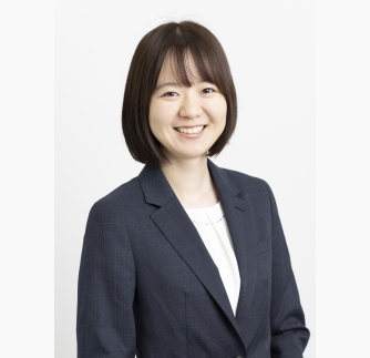 山崎　花菜　氏