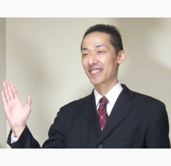 津田　卓也　氏